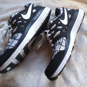 Nike Dual Fusion Black and White Running Sneaker Size 7